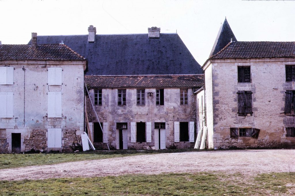 1980-Façade-Est-Château-de-Balzac-Charente
