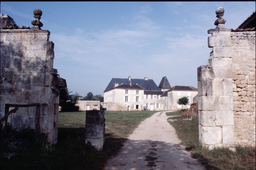 1990-Porche-charentais-Chateau-de-Balzac-Charente
