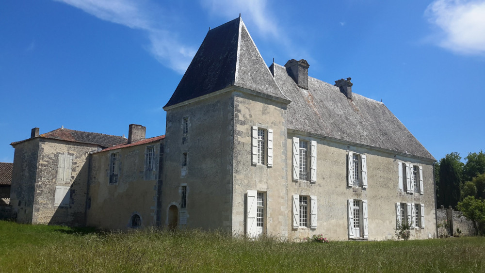 2021 Façades Nord et ouest restaurées Château de Balzac Charente
