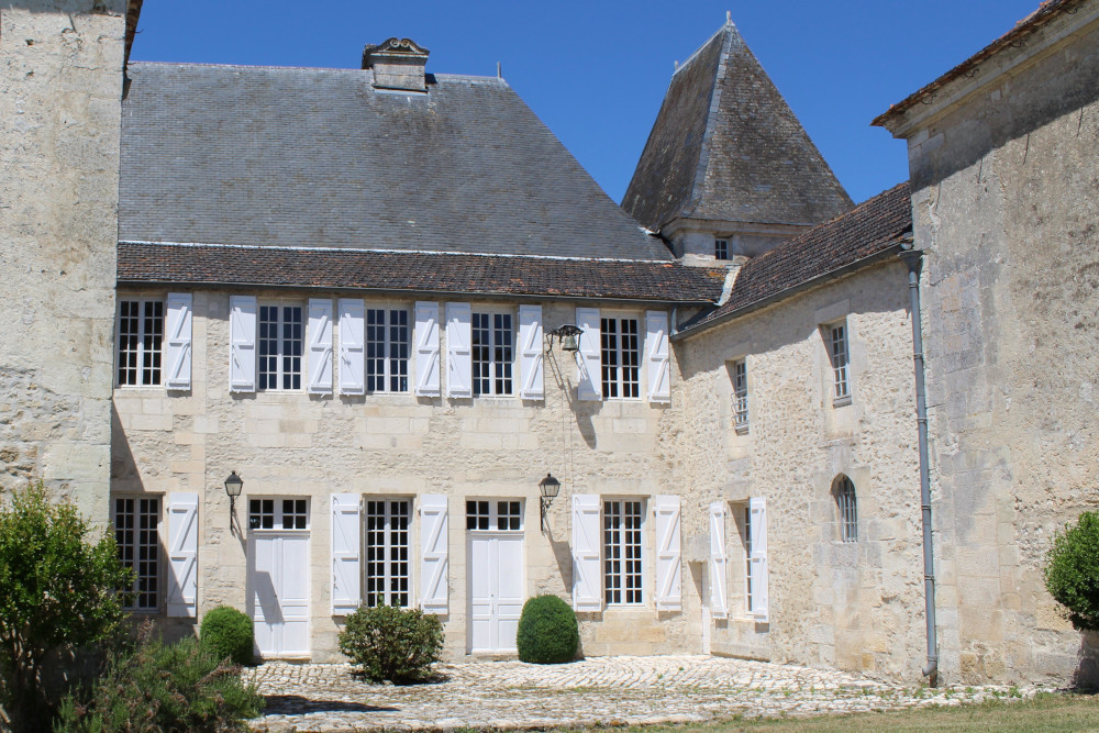 Château de Balzac Charente Fçade Est avec tour cour pavée 2020