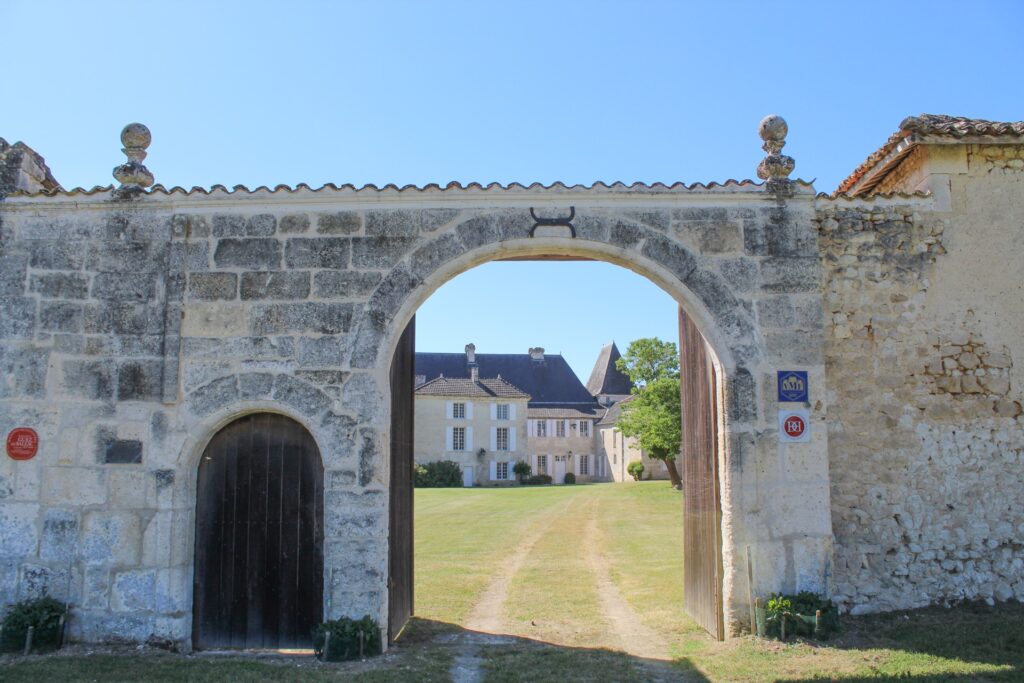 Chateau-de-Balzac-Charente-Porche-dentree-17eme-2020