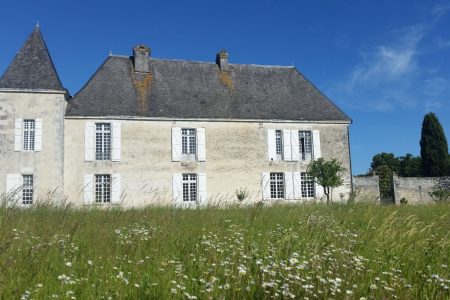 2021 Façade Ouest restaurée et prairie Château de Balzac Charente