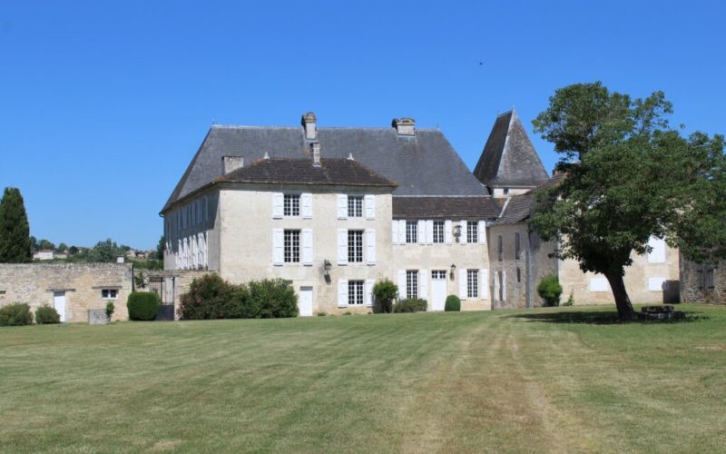 Chateau-de-Balzac-Charente-Facade-Est-Murier-sur-le-cote-2020
