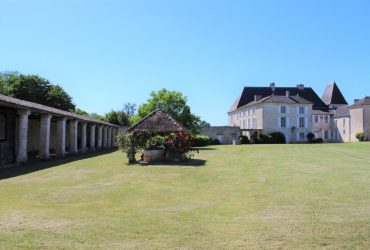 Chateau-de-Balzac-Charente-vue-generale-Est-colonnade-et-puits