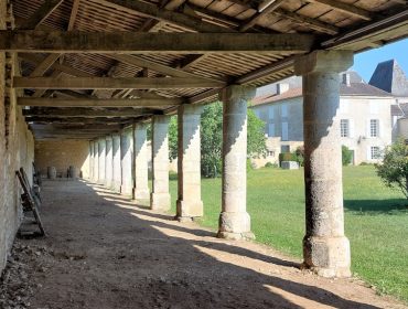 Colonnade vue intérieure Château de Balzac Charente