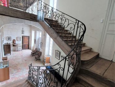Escalier en orme rampe fer forgé 18ème Château de Balzac Charente