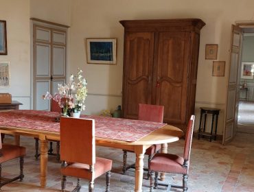 Grande salle à manger 18ème enfilade vers salon Château de Balzac Charente