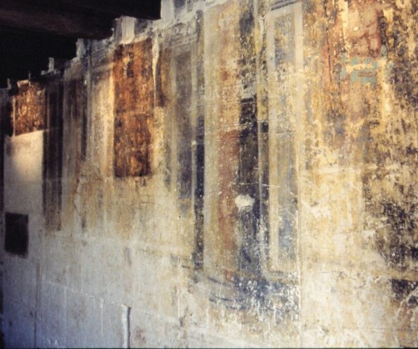 Vestibule-entree-Fresques-17eme-Chateau-de-Balzac-Charente-1980
