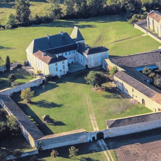 Vue aérienne Château de Balzac et église Saint Martin Charente