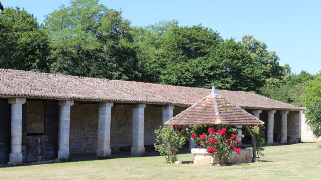 Chateau-de-Balzac-Charente-Puits-avec-roses-rouges-et-colonnades-2020